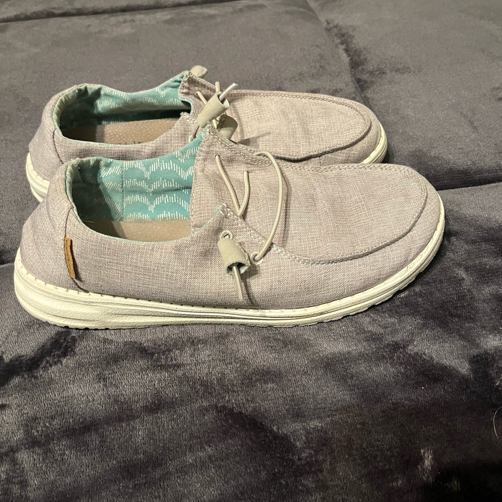 Hey dude size 9 women shoes